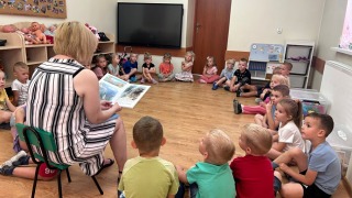 Czytanie opowiadania w oddziale przedszkolnym w Bartniczce
